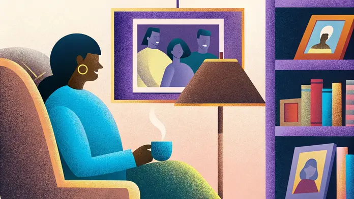 Femme dans un fauteuil, une tasse à la main, entourée de photos de famille, ressentir de la gratitude avant de recevoir