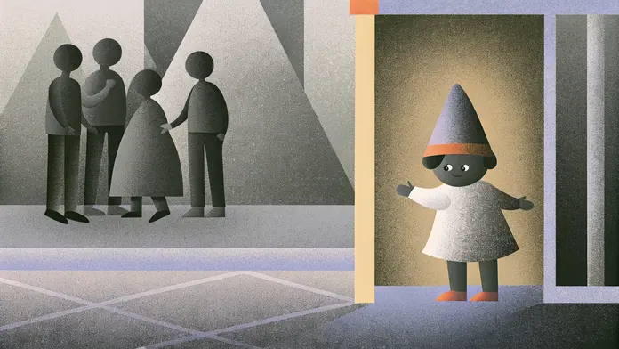 Enfant avec un chapeau pointu isolé devant une porte face à un groupe d'adultes - conditionnements familiaux et blessures d'enfance à l'origine des schémas répétitifs